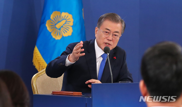 【서울=뉴시스】전신 기자 = 문재인 대통령이 10일 청와대 영빈관에서 열린 '2019 문재인 대통령 신년기자회견'에서 출입기자들의 질문에 답변하고 있다. 2019.01.10.&nbsp; photo1006@newsis.com