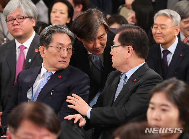 【서울=뉴시스】조국 청와대 민정수석비서관(가운데)이 노영민 대통령 비서실장(왼쪽)과 정의용 국가안보실장과 대화를 나누고 있다. (사진=뉴시스DB). 2019.01.10.  