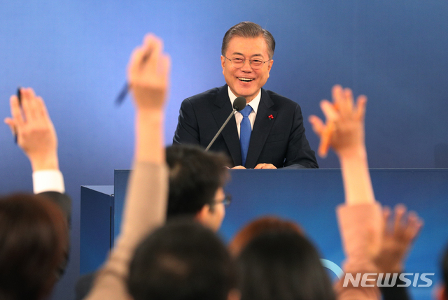 【서울=뉴시스】박진희 기자 = 문재인 대통령이 10일 청와대 영빈관에서 '2019 문재인 대통령 신년기자회견'을 하고 있다. 2019.01.10. pak7130@newsis.com