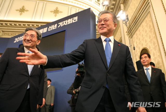 【서울=뉴시스】박진희 기자 = 문재인 대통령이 10일 청와대 영빈관에서 열린 '2019 문재인 대통령 신년기자회견'을 마치고 참석 기자들과 인사를 나누며 퇴장하고 있다. 2019.01.10.&nbsp; pak7130@newsis.com