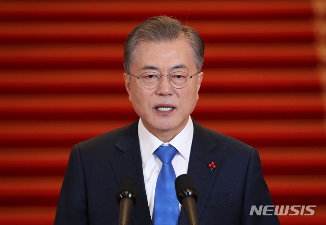 【서울=뉴시스】박진희 기자 = 문재인 대통령이 10일 청와대 본관에서 '2019 문재인 대통령 신년기자회견'에 앞서 신년사를 발표하고 있다. 2019.01.10.&nbsp; pak7130@newsis.com