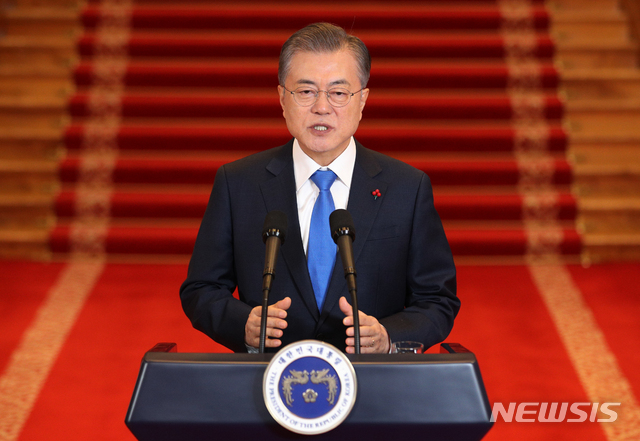 【서울=뉴시스】박진희 기자 = 문재인 대통령이 10일 청와대 본관에서 '2019 문재인 대통령 신년기자회견'에 앞서 신년사를 발표하고 있다. 2019.01.10.&nbsp; pak7130@newsis.com