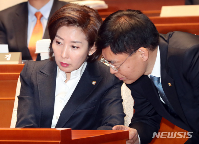 【서울=뉴시스】박영태 기자 = 10일 오후 서울 영등포구 여의도 국회에서 열린 자유한국당 의원총회에서 나경원 원내대표가 최교일 의원과 이야기를 나누고 있다. 2019.01.10. since1999@newsis.com