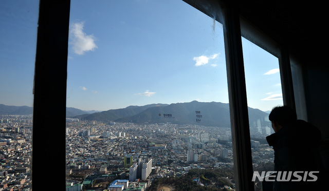 【대구=뉴시스】대구 초미세먼지 농도가 ‘좋음’ 단계에서 대구 달서구 두류동 이월드 83타워 전망대에서 바라본 도심 전경이다. 뉴시스DB. 2026.07.12. photo@newsis.com