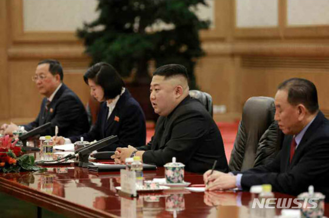 【서울=뉴시스】 북한 노동신문은 10일 김정은 국무위원장이 시진핑 중국 국가주석 초청으로 지난 7일부터 10일까지 중국을 방문한 모습을 보도했다. 김정은 위원장은 방중 기간동안 시진핑 주석과 회담, 만찬, 오찬 등을 했으며 중국전통약품생산 공장을 둘러봤다. 2019.01.10. (출처=노동신문) photo@newsis.com