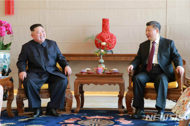 【서울=뉴시스】 북한 노동신문은 10일 김정은 국무위원장이 시진핑 중국 국가주석 초청으로 지난 7일부터 10일까지 중국을 방문한 모습을 보도했다.  김정은 위원장은 방중 기간동안 시진핑 주석과 회담, 만찬, 오찬 등을 했으며 중국전통약품생산 공장을 둘러봤다. 2019.01.10. (출처=노동신문)  photo@newsis.com 