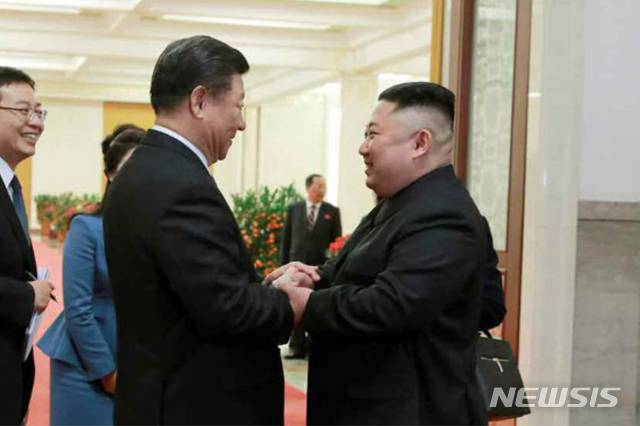 【서울=뉴시스】 북한 노동신문은 10일 김정은 국무위원장이 시진핑 중국 국가주석 초청으로 지난 7일부터 10일까지 중국을 방문한 모습을 보도했다.&nbsp; 김정은 위원장은 방중 기간동안 시진핑 주석과 회담, 만찬, 오찬 등을 했으며 중국전통약품생산 공장을 둘러봤다. 2019.01.10. (출처=노동신문)&nbsp; photo@newsis.com 