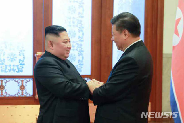 【서울=뉴시스】 북한 노동신문은 10일 김정은 국무위원장이 시진핑 중국 국가주석 초청으로 지난 7일부터 10일까지 중국을 방문한 모습을 보도했다.  김정은 위원장은 방중 기간동안 시진핑 주석과 회담, 만찬, 오찬 등을 했으며 중국전통약품생산 공장을 둘러봤다. 2019.01.10. (출처=노동신문)  photo@newsis.com 