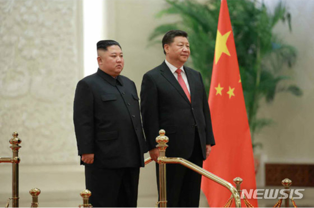 【서울=뉴시스】 북한 노동신문은 10일 김정은 국무위원장이 시진핑 중국 국가주석 초청으로 지난 7일부터 10일까지 중국을 방문한 모습을 보도했다.  김정은 위원장은 방중 기간동안 시진핑 주석과 회담, 만찬, 오찬 등을 했으며 중국전통약품생산 공장을 둘러봤다. 2019.01.10. (출처=노동신문)  photo@newsis.com 