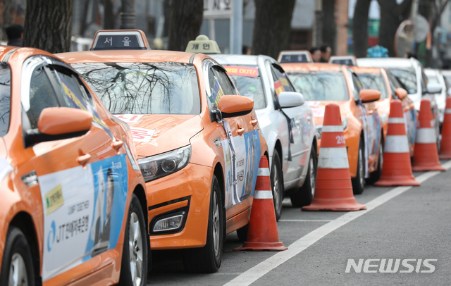 【서울=뉴시스】전신 기자 = 10일 청와대 일대에 불법 카풀영업 척결을 위한 비상대책위원회 관계자들의 택시가 주차돼 있다. 2019.01.10. photo1006@newsis.com