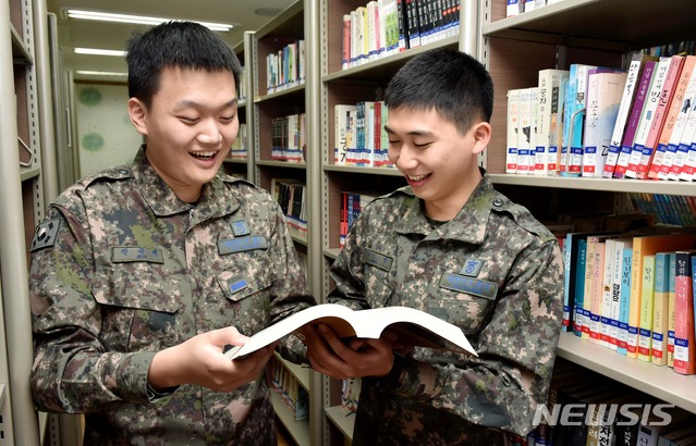 【서울=뉴시스】1전투비행단 장병들이 병영도서관에서 책을 읽고 있는 모습. 2019.01.10. (사진 = 1전비 제공) photo@newsis.com