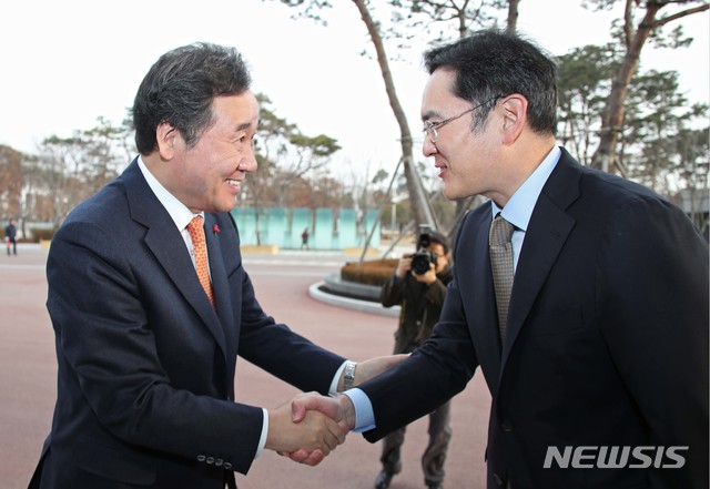 【수원=뉴시스】추상철 기자 = 이낙연 국무총리가 10일 오후 경기도 수원시 삼성전자 수원사업장을 방문해 이재용 삼성전자 부회장과 악수하고 있다. 2019.01.10.&nbsp; photo@newsis.com
