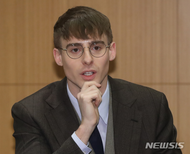 【서울=뉴시스】조수정 기자 = 한국이미지커뮤니케이션연구원 주최 'CICI Korea 2019 한국이미지상 시상식' 수상자 기자간담회가 열린 10일 오후 서울 삼성동 코엑스인터컨티넨탈호텔에서 한국이미지 징검다리상을 수상한 유투브채널 '영국남자' 조쉬가 질문에 답하고 있다. 2019.01.10. chocrystal@newsis.com