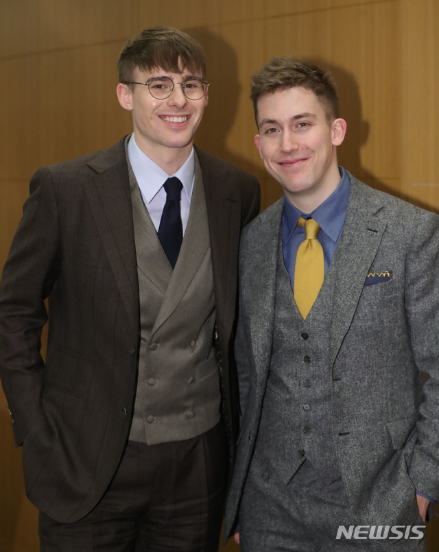 【서울=뉴시스】조수정 기자 = 한국이미지커뮤니케이션연구원 주최 'CICI Korea 2019 한국이미지상 시상식' 수상자 기자간담회가 열린 10일 오후 서울 삼성동 코엑스인터컨티넨탈호텔에서 한국이미지 징검다리상을 수상한 유투브채널 '영국남자' 조쉬(왼쪽)와 올리가 포즈를 취하고 있다. 2019.01.10. chocrystal@newsis.com