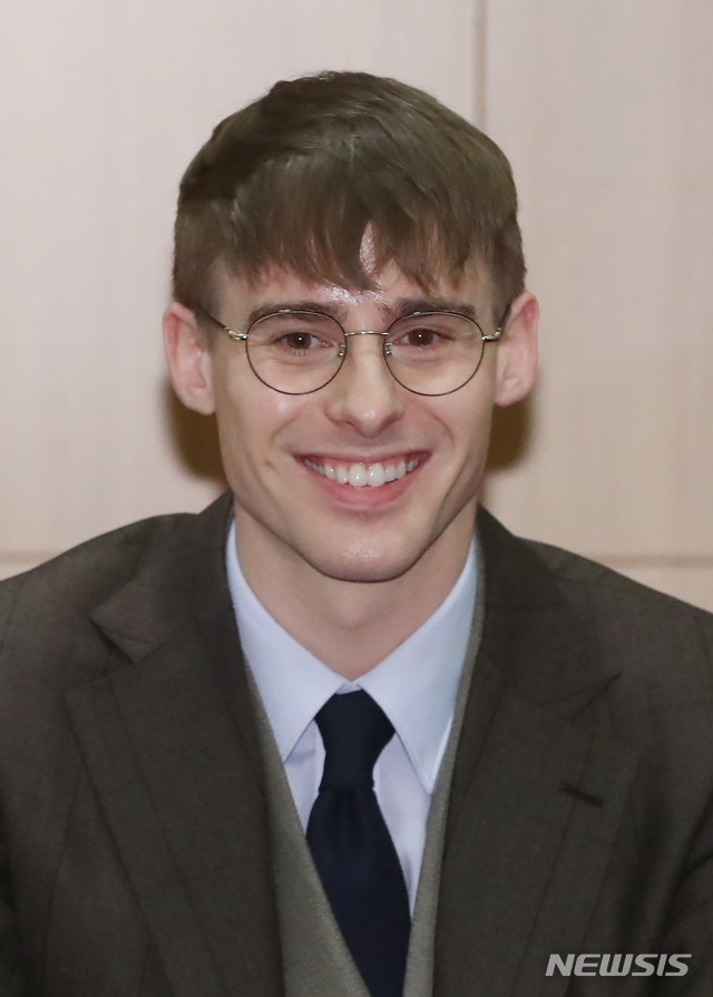 【서울=뉴시스】조수정 기자 = 한국이미지커뮤니케이션연구원 주최 'CICI Korea 2019 한국이미지상 시상식' 수상자 기자간담회가 열린 10일 오후 서울 삼성동 코엑스인터컨티넨탈호텔에서 한국이미지 징검다리상을 수상한 유투브채널 '영국남자' 조쉬가 질문에 답하고 있다. 2019.01.10. chocrystal@newsis.com