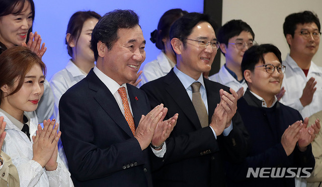 【수원=뉴시스】추상철 기자 = 이낙연 국무총리가 10일 오후 경기 수원시 삼성전자 수원사업장을 방문해 이재용 삼성전자 부회장과 함께 5G장비 생산라인 근무자와 기념촬영을 하고 있다. 2019.01.10.&nbsp; scchoo@newsis.com