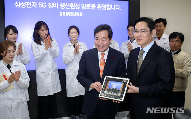 【수원=뉴시스】추상철 기자 = 이낙연 국무총리가 10일 오후 경기 수원시 삼성전자 수원사업장을 방문해 이재용 삼성전자 부회장과 함께 5G장비 생산라인 근무자의 박수를 받으며 기념촬영을 하고 있다. 2019.01.10.&nbsp; scchoo@newsis.com
