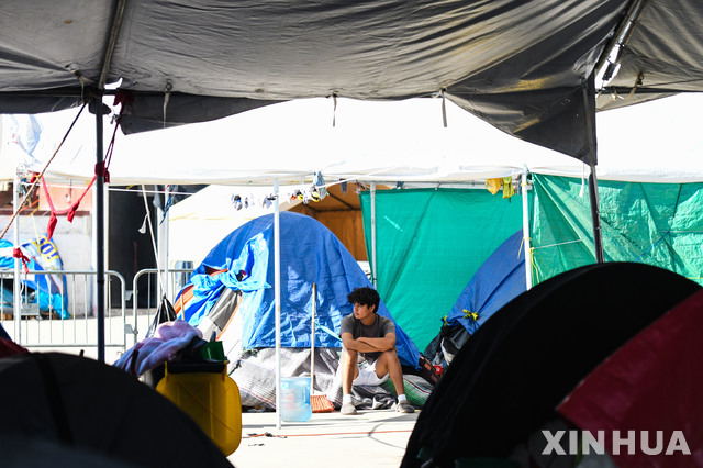  【 티후아나( 멕시코) = 신화/뉴시스】멕시코 티후아나의 미 국경관문에 도착한 중남미 이민들이 임시대기를 위한 천막 사이에서 대기 중이다. 유니세프는 현재 보호자 없는 어린이 3만명이 각지의 수용소에 구금되어 있다면서 어린이에 대한 특별한 보호를 주장했다.&nbsp; 