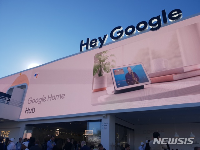 【라스베이거스=뉴시스】 고은결 기자 = 지난 8일(현지시간) 미국 라스베이거스에서 열린 'CES 2019'에 참가한 구글의 야외 부스 전경. 2019.01.09. keg@newsis.com 
