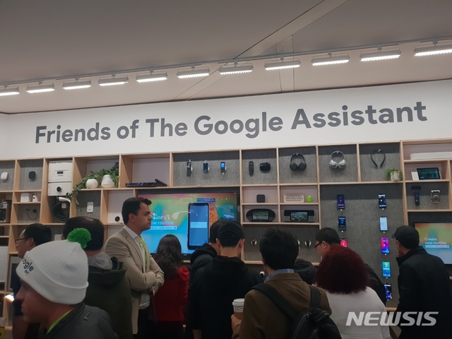 【라스베이거스=뉴시스】고은결 기자 = 구글은 지난 8일(현지시간) 미국 라스베이거스에서 열린 세계 최대의 가전쇼 'CES 2019'에 참가하고 야외 도로변에 부스를 마련했다. 사진은 구글 부스 내부에 설치된 각종 구글 어시스턴트 연동 기기들. 2019.01.09. keg@newsis.com 