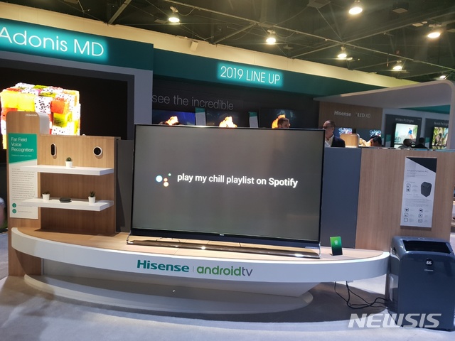 【라스베이거스=뉴시스】고은결 기자 = 중국 가전업체 하이센스가 'CES 2019'에서 선보인 '안드로이드 TV'(android TV)에는 구글의 인공지능 플랫폼 '구글 어시스턴트'가 탑재돼 있다. 2019.01.09. keg@newsis.com 