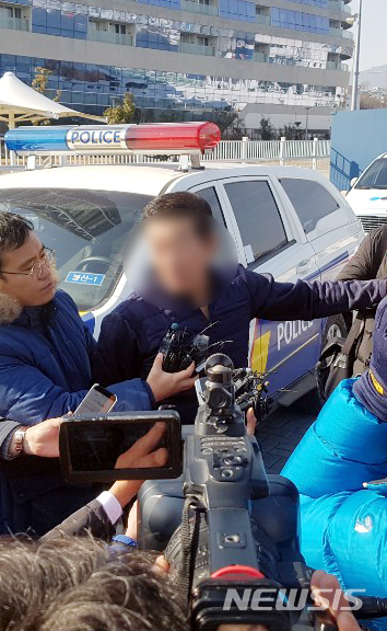 【여수=뉴시스】김석훈 기자 = 경남 통영시 육지도 남방 80㎞ 공해상에서 11일 전복된 여수선적 낚시어선 무적호의 (9.77t) 사무장 김 모(50)씨가 여수 신항 해경선착장에서 사고 당시 상황을 설명하고 있다. 이 사고로 선장 최모(57)씨와 낚시객 2명 등 3명이 숨졌다. 2019.01.11. (사진=독자제공) kim@newsis.com