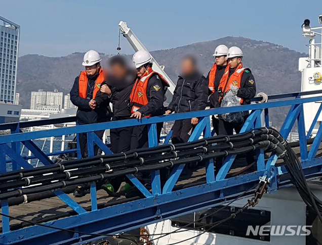 【여수=뉴시스】김석훈 기자 = 경남 통영시 육지도 남방 80㎞ 공해상에서 11일 전복된 여수선적 낚시어선 무적호의 (9.77t)에 타고 있다가 구조된 낚시객 9명이 이날 해경경비함정을 타고 여수신항에 도착하고 있다. 이들은 곧바로 대기하고 있던 구급차에 탑승해 병원으로 향했다. 2019.01.11. (사진=독자 제공)&nbsp; kim@newsis.com