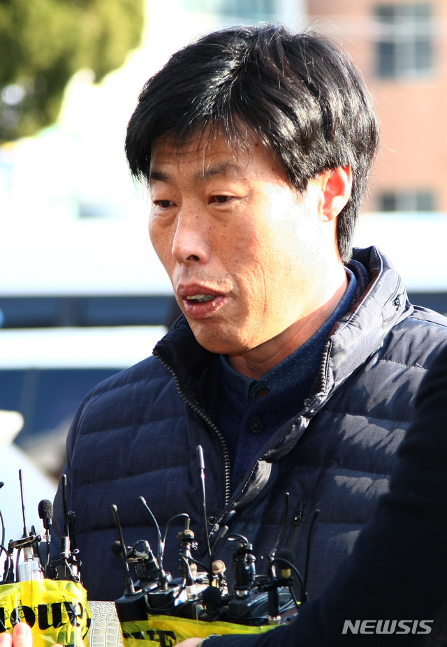  【예천=뉴시스】김진호 기자 = 11일 해외연수 중 현지 가이드를 폭행해 논란을 빚고 있는 박종철 경북 예천군의회 의원이 조사를 받기 위해 예천경찰서로 들어가기 전 취재진의 질문에 답변하고 있다. 2019.01.11 kjh9326@newsis.com 