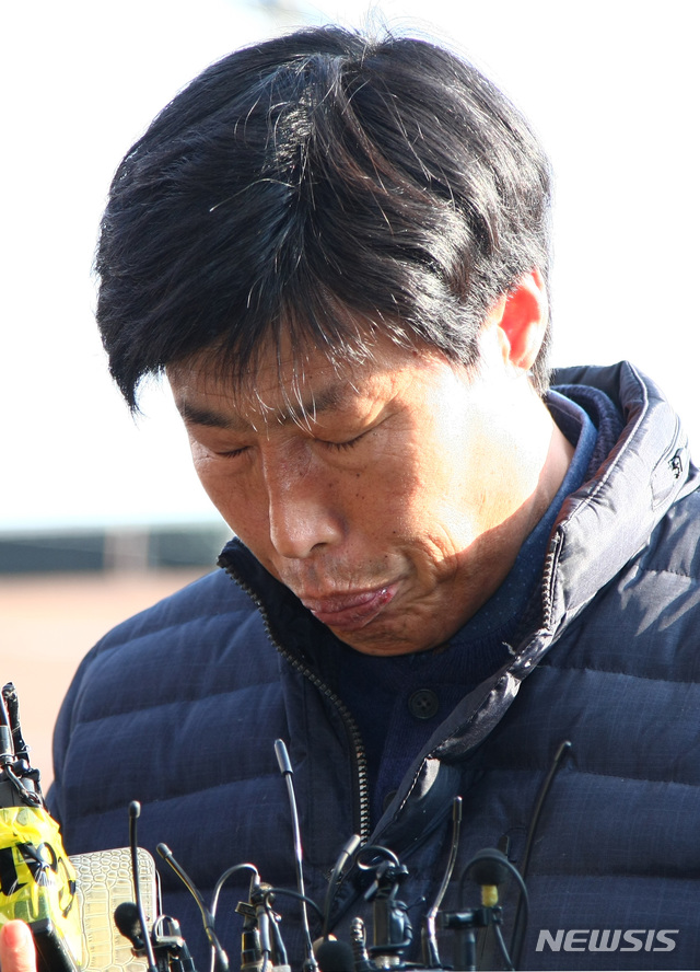 【예천=뉴시스】김진호 기자 = 11일 해외연수 중 현지 가이드를 폭행해 논란을 빚고 있는 박종철 경북 예천군의회 의원이 조사를 받기 위해 예천경찰서로 들어가기 전 취재진 질문에 답변하며 고개를 숙이고 있다. 2019.01.11 kjh9326@newsis.com