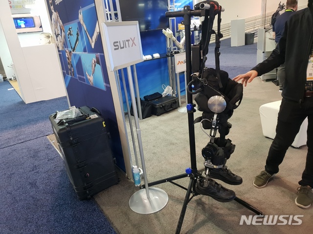 【라스베이거스=뉴시스】고은결 기자 = CES 2019에서 공개된 산업용 외골격 로봇 '수트X' 중 다리에 착용하는 레그X. 수트X는 착용하면 힘을 증강시키도록 설계됐다. 2019.01.09. keg@newsis.com 