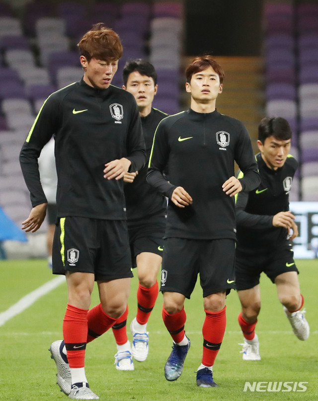 【알아인(아랍에미리트)=뉴시스】김진아 기자 = 2019 AFC 아시안컵 C조 조별리그 2차전 한국과 키르기스스탄의 경기를 하루 앞둔 10일 오후(현지시간) 아랍에미리트 알 아인 하자 빈 자예드 스타디움에서 한국 축구대표팀 황의조-김진수-황인범 등 선수들이 훈련 전 몸을 풀고 있다. 2019.01.08.&nbsp; bluesoda@newsis.com