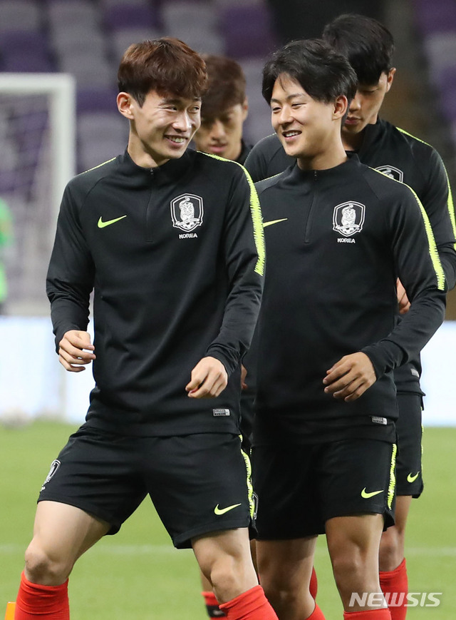 【알아인(아랍에미리트)=뉴시스】김진아 기자 = 2019 AFC 아시안컵 C조 조별리그 2차전 한국과 키르기스스탄의 경기를 하루 앞둔 10일 오후(현지시간) 아랍에미리트 알 아인 하자 빈 자예드 스타디움에서 한국 축구대표팀 이승우-김문환이 훈련 전 몸을 풀고 있다. 2019.01.08.&nbsp;&nbsp; bluesoda@newsis.com