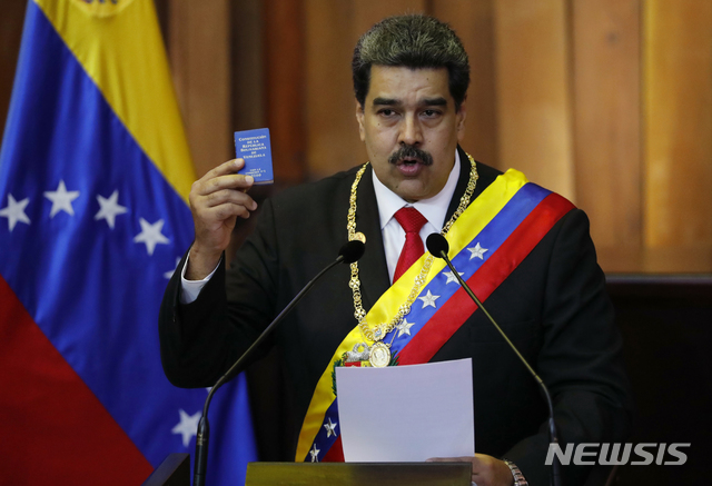  【카라카스=AP/뉴시스】니콜라스 마두로 베네수엘라 대통령이 10일(현지시간) 카라카스 대법원에서 대통령 취임선서를 하며 소형 헌법전서를 들고 있다.&nbsp; 마두로 대통령은 사임하라는 국제적인 반대 속에서 자신의 두 번째 임기를 시작했다. 2019.01.11. 