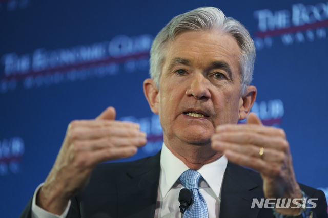【워싱턴=AP/뉴시스】 제롬 파월 연방준비제도(Fed·연준) 의장이 지난 달 10일(현지시간) 워싱턴에서 진행된 '이코노믹 클럽' 오찬 대담에서 이야기를 하고 있다. 그는 이날 "Fed는 유연하고 인내심을 갖고 있다"며 "경제전망이 악화될 경우 단기간에 정책 기조를 바꿀 수 있다"고 말했다. 2019.01.11.