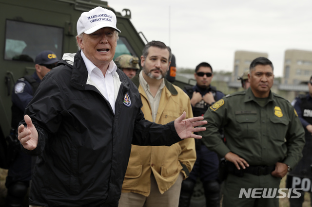 【매캘런=AP/뉴시스】도널드 트럼프 미국 대통령이 10일(현지시간) 미 텍사스주 매캘런의 멕시코 접경 지역을 돌아보며 이야기하고 있다.트럼프 대통령은 매캘런과 인근 국경 지역을 방문해 장벽 건설은 인신매매와 마약을 막을 수 있다며 국경장벽의 필요성을 강조했다. 2019.01.11.
