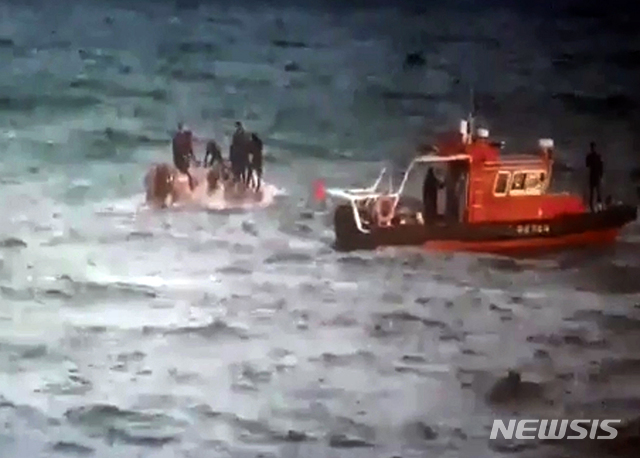 【서울=뉴시스】11일 새벽 4시 57분께 경남 통영시 욕지도 남방 43해리(공해상)에서 낚시어선 전복 사고가 발생해 해경이 민·관·군과 합동으로 인명구조와 사고 수습을 하고 있다. 2019.01.11. (사진=해양경찰청 영상 캡쳐)&nbsp; photo@newsis.com 