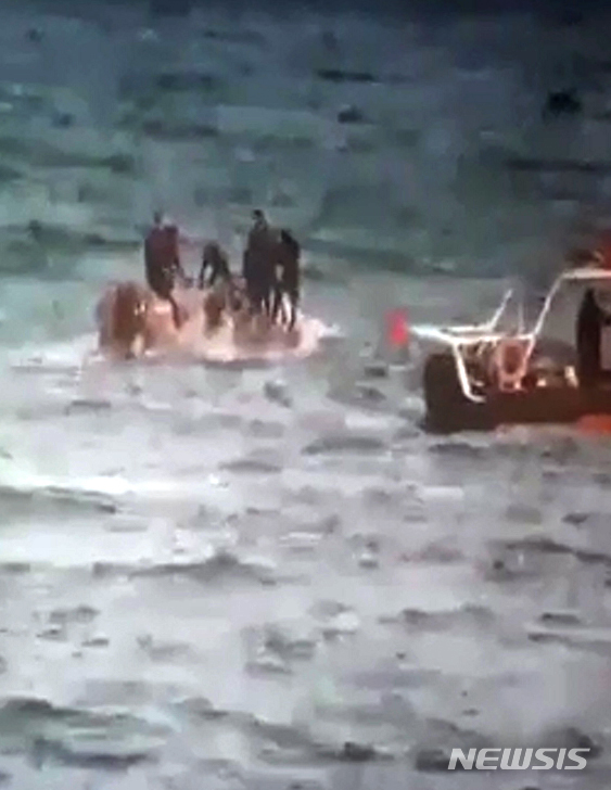 【서울=뉴시스】11일 새벽 4시 57분께 경남 통영시 욕지도 남방 43해리(공해상)에서 낚시어선 전복 사고가 발생해 해경이 민·관·군과 합동으로 인명구조와 사고 수습을 하고 있다. 2019.01.11. (사진=해양경찰청 영상 캡쳐)&nbsp; photo@newsis.com 