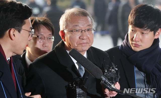 【서울=뉴시스】추상철 기자 = 양승태 전 대법원장이 11일 오전 서울 서초구 서울중앙지방검찰청에서 사법행정권 남용 의혹과 관련 피의자 신분으로 조사를 받기 위해 검찰로 들어서고 있다. 2019.01.11. scchoo@newsis.com