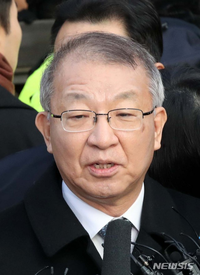 【서울=뉴시스】 고범준 기자 = 사법행정권 남용 사건의 핵심 피의자 양승태 전 대법원장이 검찰 소환조사를 앞두고 11일 오전 서울 서초구 대법원에서 입장발표를 하고 있다. 전직 대법원장이 검찰에서 피의자로 조사받는 것은 헌정사상 처음이다. 2019.01.11. bjko@newsis.com