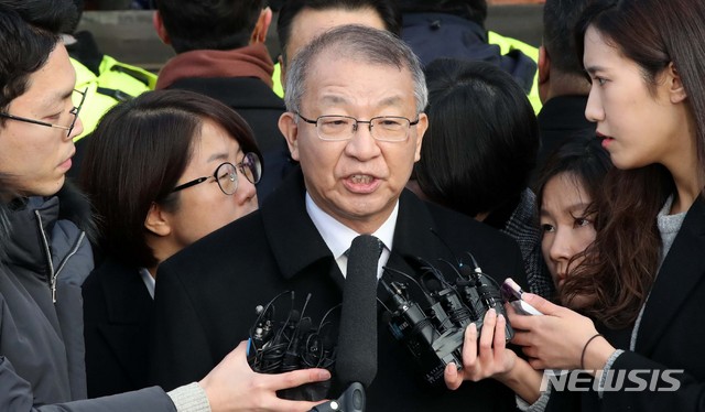 【서울=뉴시스】 고범준 기자 = 사법행정권 남용 사건의 핵심 피의자 양승태 전 대법원장이 검찰 소환조사를 앞두고 11일 오전 서울 서초구 대법원에서 입장발표를 하고 있다.&nbsp; 전직 대법원장이 검찰에서 피의자로 조사받는 것은 헌정사상 처음이다. 2019.01.11.&nbsp; bjko@newsis.com