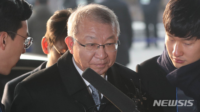 【서울=뉴시스】추상철 기자 = 양승태 전 대법원장이 11일 오전 서울 서초구 서울중앙지방검찰청에서 사법행정권 남용 의혹과 관련 피의자 신분으로 조사를 받기 위해 검찰로 들어서고 있다. 2019.01.11.&nbsp; scchoo@newsis.com