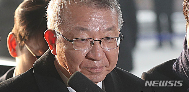 【서울=뉴시스】추상철 기자 = 양승태 전 대법원장이 11일 오전 서울 서초구 서울중앙지방검찰청에서 사법행정권 남용 의혹과 관련 피의자 신분으로 조사를 받기 위해 검찰로 들어서고 있다. 2019.01.11.&nbsp; scchoo@newsis.com