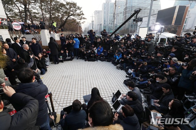 【서울=뉴시스】조성봉 기자 = '사법농단' 의혹 사건의 정점인 양승태 전 대법원장의 검찰 소환일인 11일 오전 서울 서초구 대법원 정문에서 양승태 전 대법원장이 입장발표를 하고 있다. 2019.01.11.suncho21@newsis.com