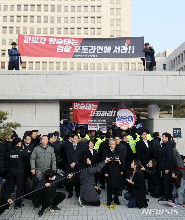 【서울=뉴시스】 고범준 기자 = 사법행정권 남용 사건의 핵심 피의자 양승태 전 대법원장이 검찰 소환조사를 앞두고 11일 오전 서울 서초구 대법원에서 입장발표를 하고 있다. 전직 대법원장이 검찰에서 피의자로 조사받는 것은 헌정사상 처음이다. 2019.01.11. bjko@newsis.com