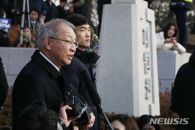 【서울=뉴시스】조성봉 기자 = '사법농단' 의혹 사건의 정점인 양승태 전 대법원장의 검찰 소환일인 지난 11일 오전 서울 서초구 대법원 정문에서 양승태 전 대법원장이 입장발표를 하고 있다.  2019.01.11.suncho21@newsis.com