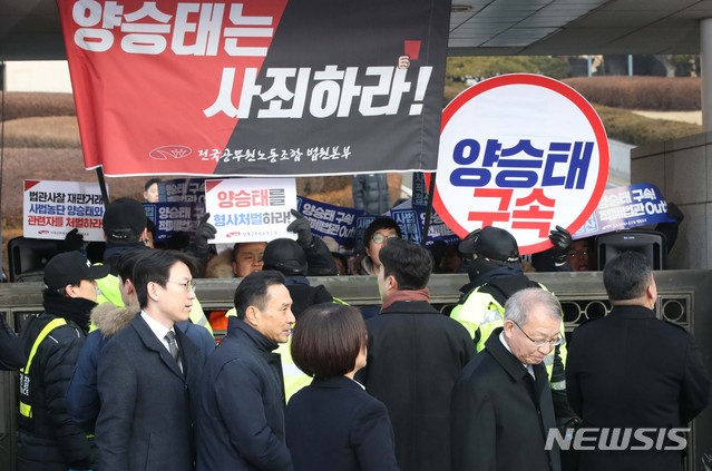 【서울=뉴시스】 고범준 기자 = 사법행정권 남용 사건의 핵심 피의자 양승태 전 대법원장이 검찰 소환조사를 앞두고 11일 오전 서울 서초구 대법원에서 입장발표를 하기 위해 포토라인으로 들어서고 있다.&nbsp; 전직 대법원장이 검찰에서 피의자로 조사받는 것은 헌정사상 처음이다. 2019.01.11.&nbsp; bjko@newsis.com