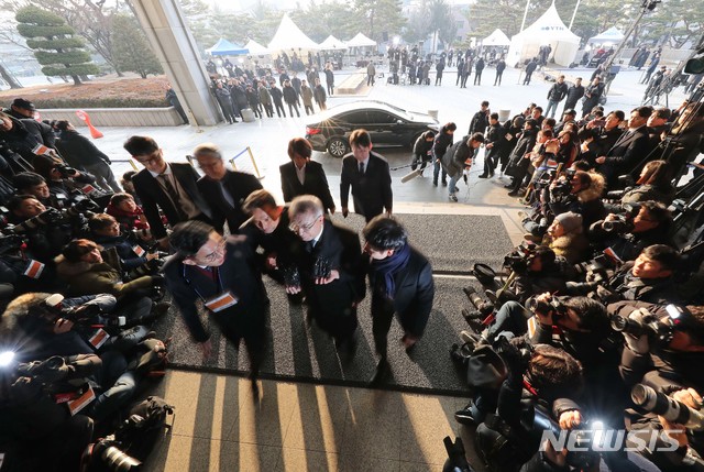 【서울=뉴시스】추상철 기자 = 양승태 전 대법원장이 11일 오전 서울 서초구 서울중앙지방검찰청에서 사법행정권 남용 의혹과 관련 피의자 신분으로 조사를 받기 위해 검찰로 들어서고 있다. 2019.01.11.&nbsp; photo@newsis.com