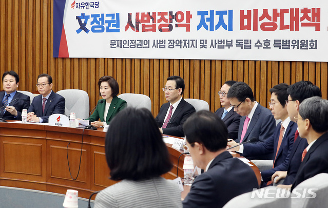 【서울=뉴시스】이종철 기자 = 11일 서울 여의도 국회에서 열린 자유한국당 원내대책위-문재인 정권의 사법장악 저지 및 사법부 독립수호 특별위원회 연석회의에서 나경원 원내대표가 모두발언을 하고 있다. 2019.01.11.jc4321@newsis.com