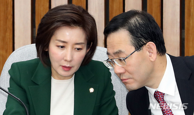 【서울=뉴시스】이종철 기자 = 11일 서울 여의도 국회에서 열린 자유한국당 원내대책위-문재인 정권의 사법장악 저지 및 사법부 독립수호 특별위원회 연석회의에서 나경원 원내대표가 주호영 위원장과 귀엣말을 나누고 있다. 2019.01.11. jc4321@newsis.com