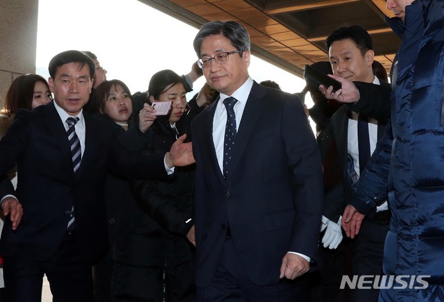 【서울=뉴시스】조성봉 기자 = '사법농단' 의혹 사건의 정점인 양승태 전 대법원장의 검찰 소환일인 11일 오전 서울 서초구 대법원에 김명수 대법원장이 출근하며 취재진에게 질문세례를 받고 있다.  2019.01.11.suncho21@newsis.com
